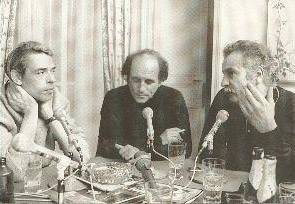 Georges Brassens, a la derecha, junto a Jacques Brel, a la izquierda, en una entrevista